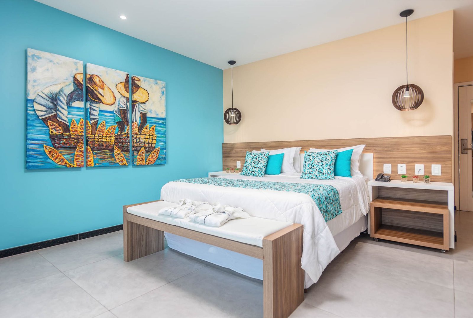 Suíte Luxo do Brava Club com painel de arte e cama king size