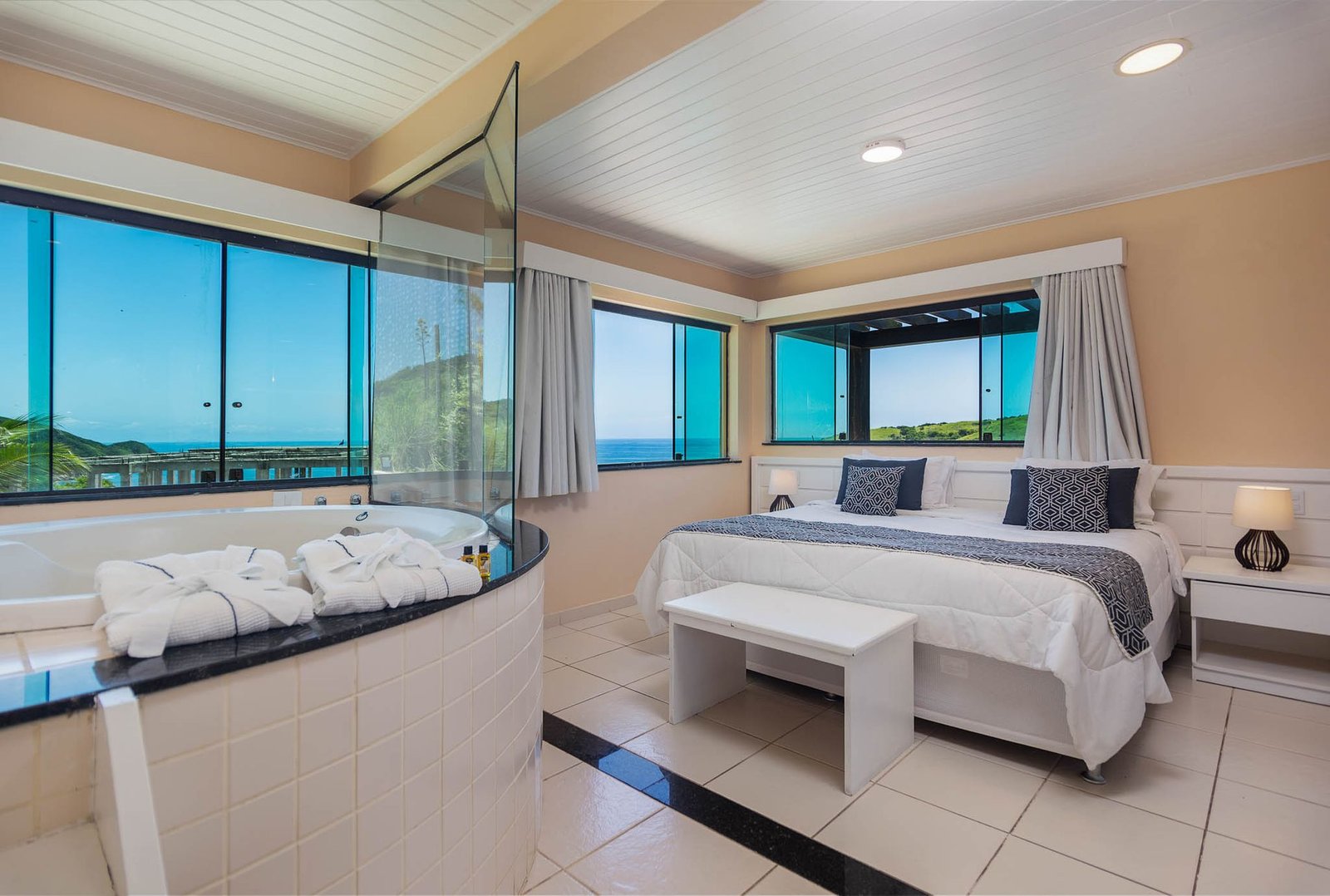 Suíte Master do Brava Club com banheira de canto e vista panorâmica para o mar